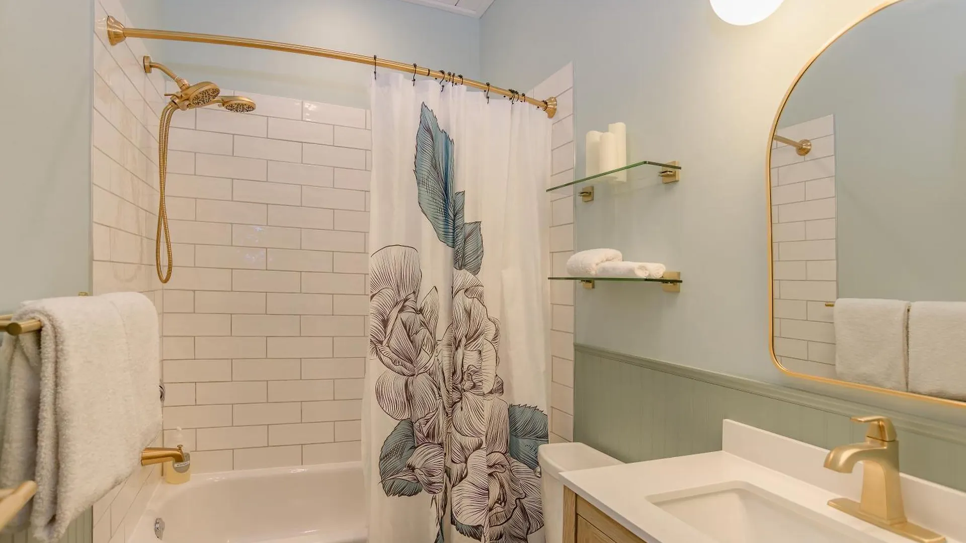 Bed & Breakfast Sungate On Salt Spring - Luxurious Suite With Cedar Hot Tub & View Ganges