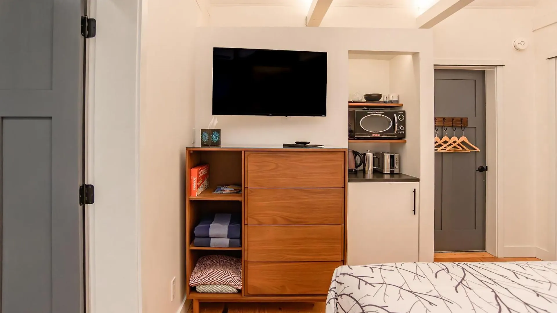 Sungate On Salt Spring - Luxurious Suite With Cedar Hot Tub & View Ganges